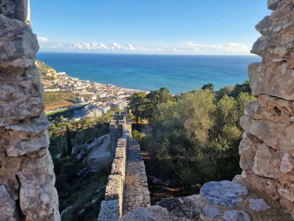 Castelo de Sesimbra e a vista da Praia da Califórnia, perto de Lisboa