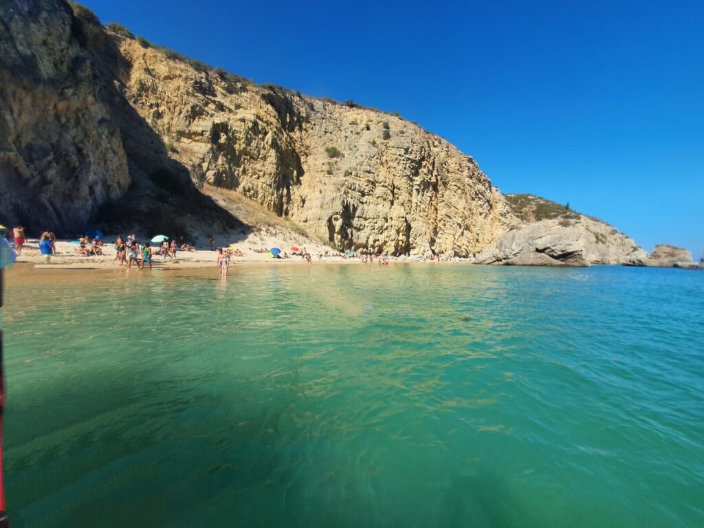 Praia na Arrábida, águas cristalinas perto de Lisboa