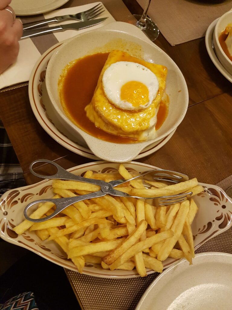 Francesinha, o prato do Porto que faz parte da jornada pela gastronomia portuguesa