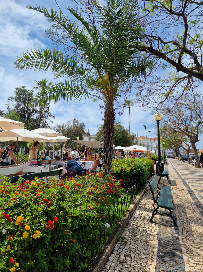 Praça em Faro, Portugal